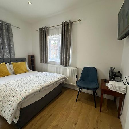 3Rd Studio Flat With Private Toilet And Bathroom Setup For Family Enjoyment 134 Keedonwood Road บรอมลีย์ ภายนอก รูปภาพ