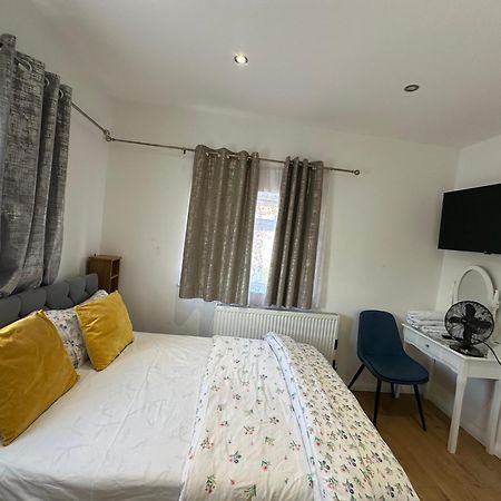 3Rd Studio Flat With Private Toilet And Bathroom Setup For Family Enjoyment 134 Keedonwood Road บรอมลีย์ ภายนอก รูปภาพ