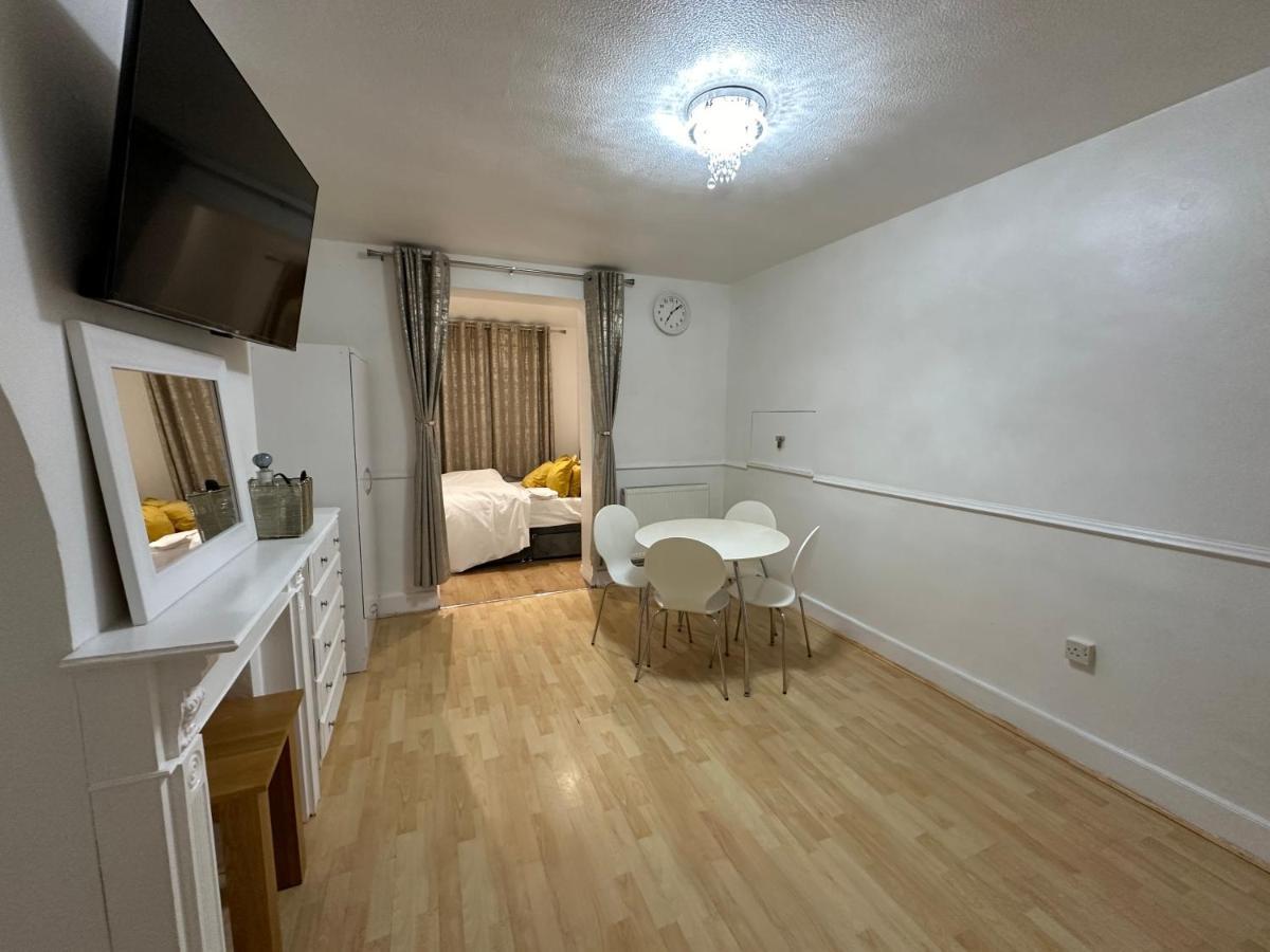 3Rd Studio Flat With Private Toilet And Bathroom Setup For Family Enjoyment 134 Keedonwood Road บรอมลีย์ ภายนอก รูปภาพ