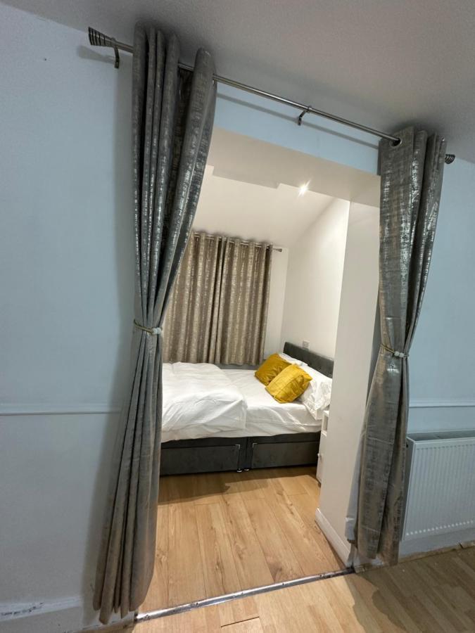 3Rd Studio Flat With Private Toilet And Bathroom Setup For Family Enjoyment 134 Keedonwood Road บรอมลีย์ ภายนอก รูปภาพ