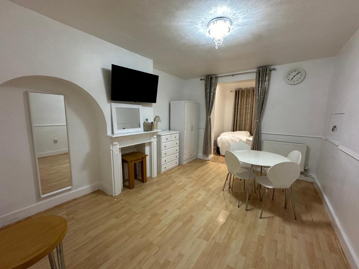 3Rd Studio Flat With Private Toilet And Bathroom Setup For Family Enjoyment 134 Keedonwood Road บรอมลีย์ ภายนอก รูปภาพ