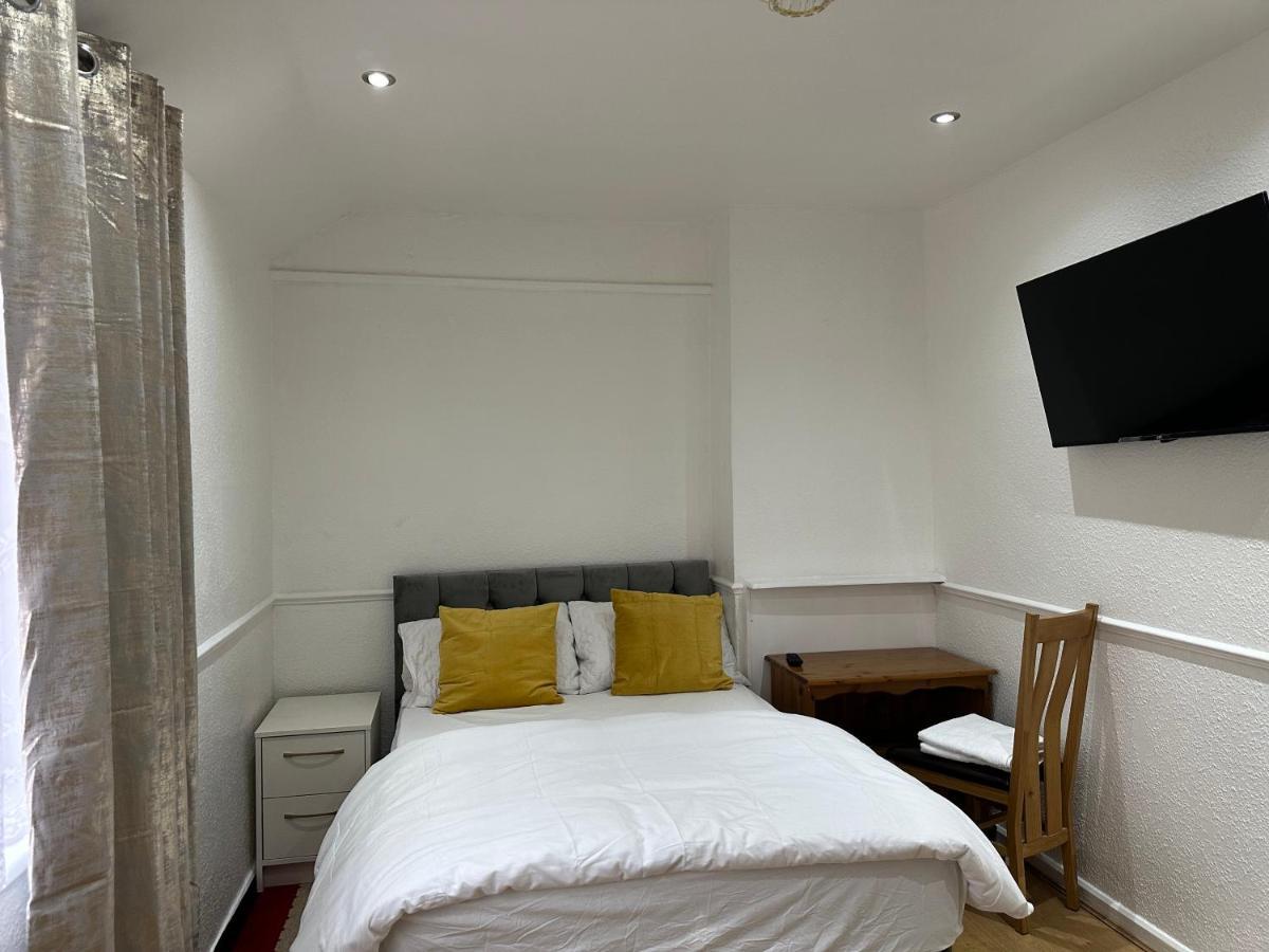 3Rd Studio Flat With Private Toilet And Bathroom Setup For Family Enjoyment 134 Keedonwood Road บรอมลีย์ ภายนอก รูปภาพ