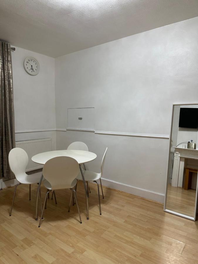 3Rd Studio Flat With Private Toilet And Bathroom Setup For Family Enjoyment 134 Keedonwood Road บรอมลีย์ ภายนอก รูปภาพ
