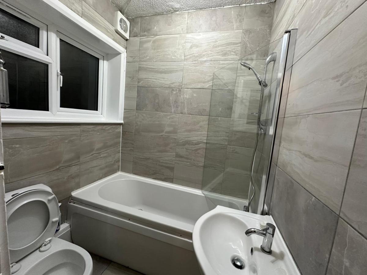 3Rd Studio Flat With Private Toilet And Bathroom Setup For Family Enjoyment 134 Keedonwood Road บรอมลีย์ ภายนอก รูปภาพ