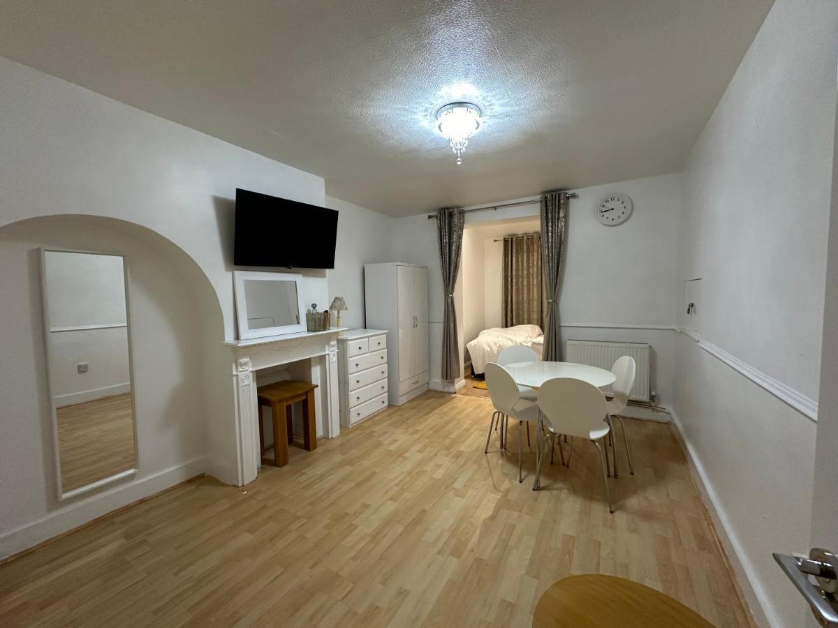 3Rd Studio Flat With Private Toilet And Bathroom Setup For Family Enjoyment 134 Keedonwood Road บรอมลีย์ ภายนอก รูปภาพ