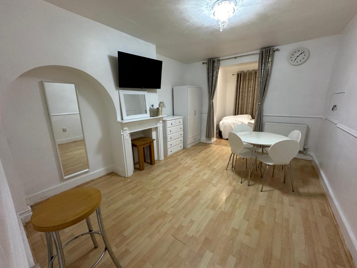 3Rd Studio Flat With Private Toilet And Bathroom Setup For Family Enjoyment 134 Keedonwood Road บรอมลีย์ ภายนอก รูปภาพ