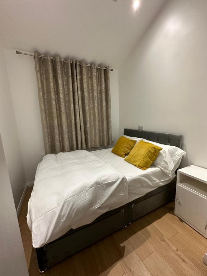 3Rd Studio Flat With Private Toilet And Bathroom Setup For Family Enjoyment 134 Keedonwood Road บรอมลีย์ ภายนอก รูปภาพ
