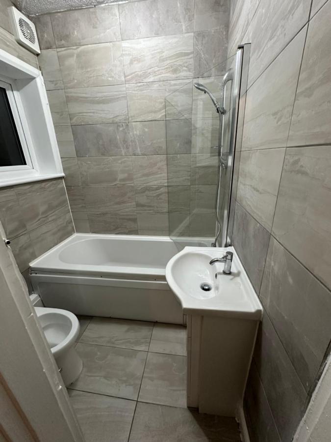 3Rd Studio Flat With Private Toilet And Bathroom Setup For Family Enjoyment 134 Keedonwood Road บรอมลีย์ ภายนอก รูปภาพ