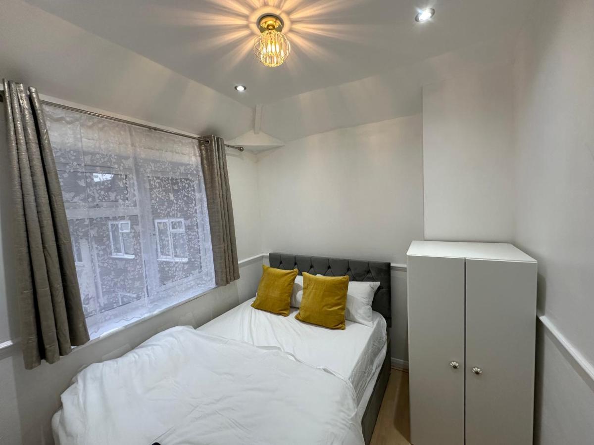 3Rd Studio Flat With Private Toilet And Bathroom Setup For Family Enjoyment 134 Keedonwood Road บรอมลีย์ ภายนอก รูปภาพ