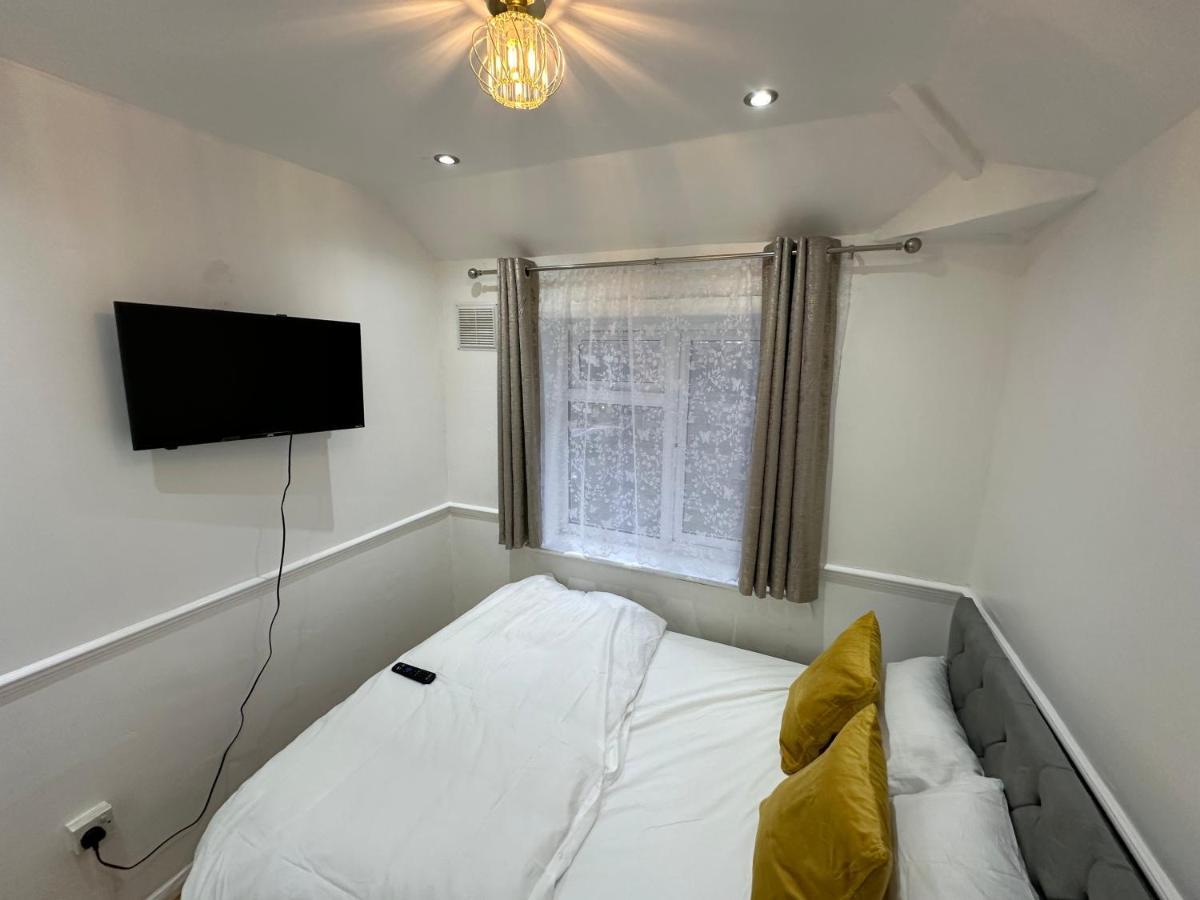 3Rd Studio Flat With Private Toilet And Bathroom Setup For Family Enjoyment 134 Keedonwood Road บรอมลีย์ ภายนอก รูปภาพ
