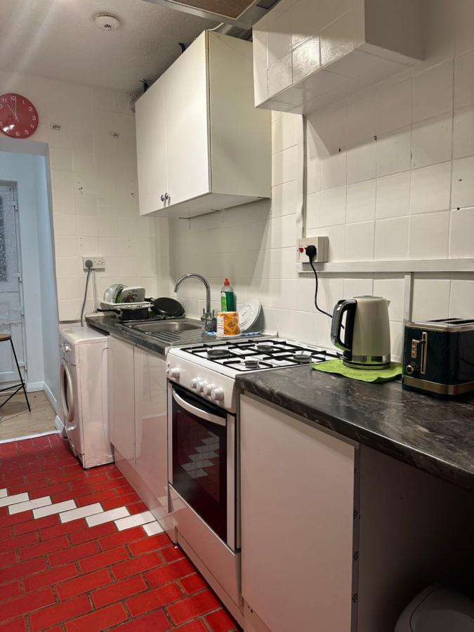 3Rd Studio Flat With Private Toilet And Bathroom Setup For Family Enjoyment 134 Keedonwood Road บรอมลีย์ ภายนอก รูปภาพ