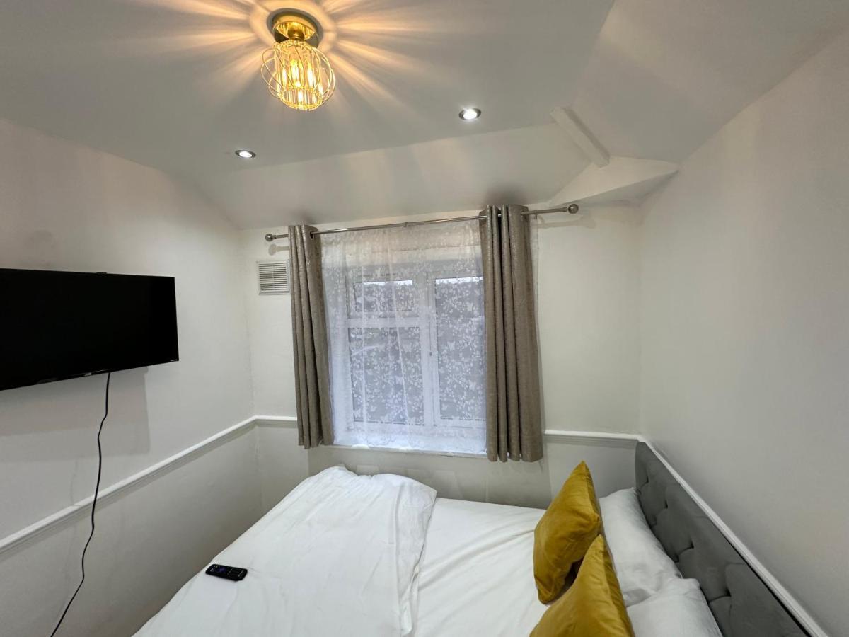 3Rd Studio Flat With Private Toilet And Bathroom Setup For Family Enjoyment 134 Keedonwood Road บรอมลีย์ ภายนอก รูปภาพ