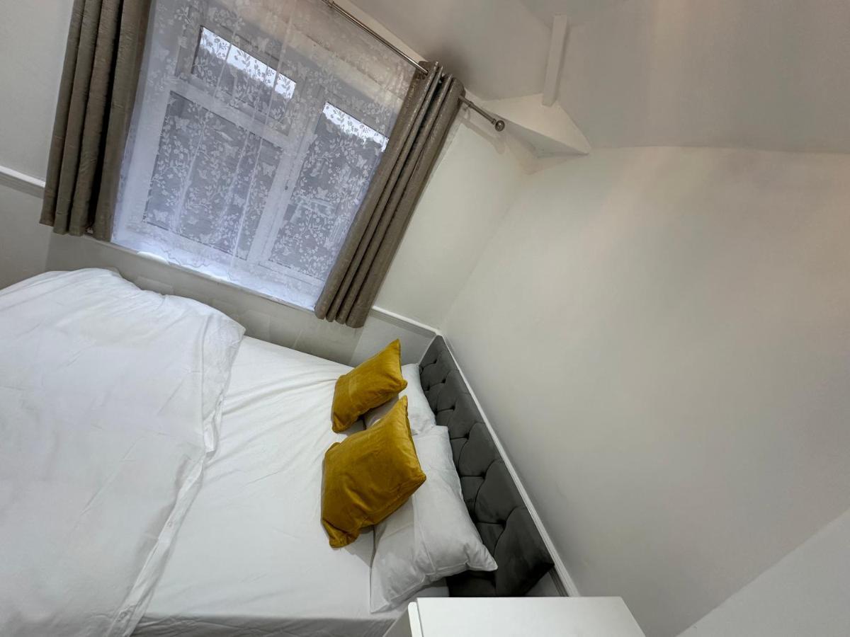 3Rd Studio Flat With Private Toilet And Bathroom Setup For Family Enjoyment 134 Keedonwood Road บรอมลีย์ ภายนอก รูปภาพ