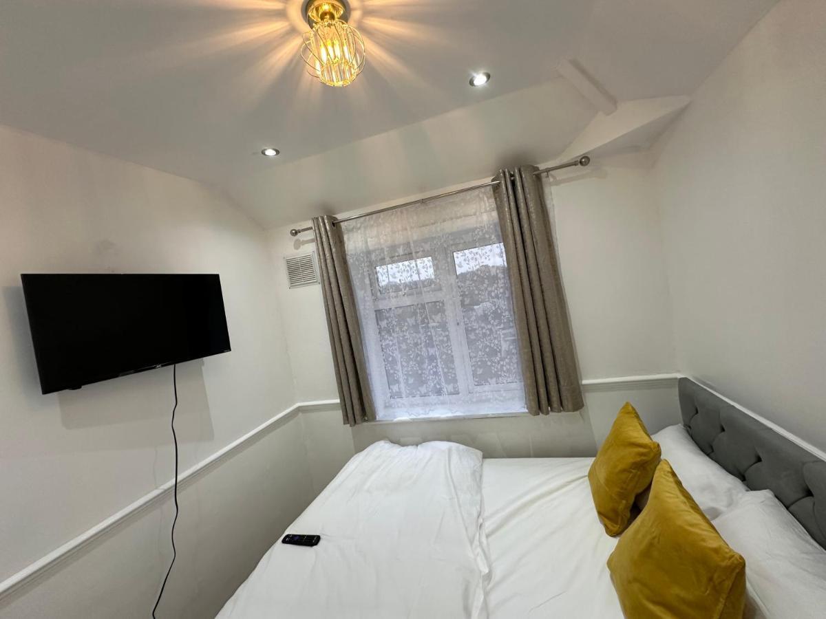 3Rd Studio Flat With Private Toilet And Bathroom Setup For Family Enjoyment 134 Keedonwood Road บรอมลีย์ ภายนอก รูปภาพ