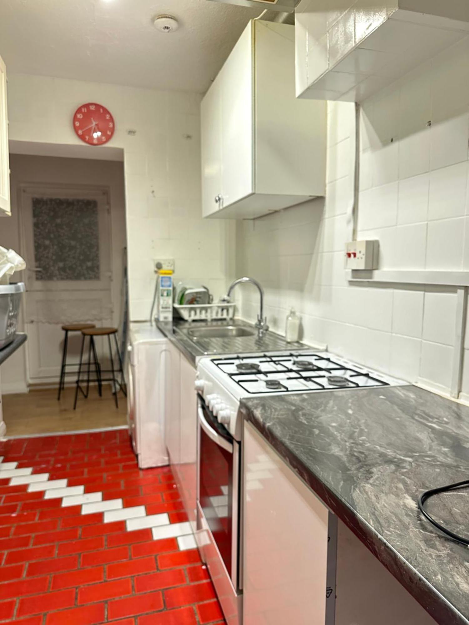 3Rd Studio Flat With Private Toilet And Bathroom Setup For Family Enjoyment 134 Keedonwood Road บรอมลีย์ ภายนอก รูปภาพ