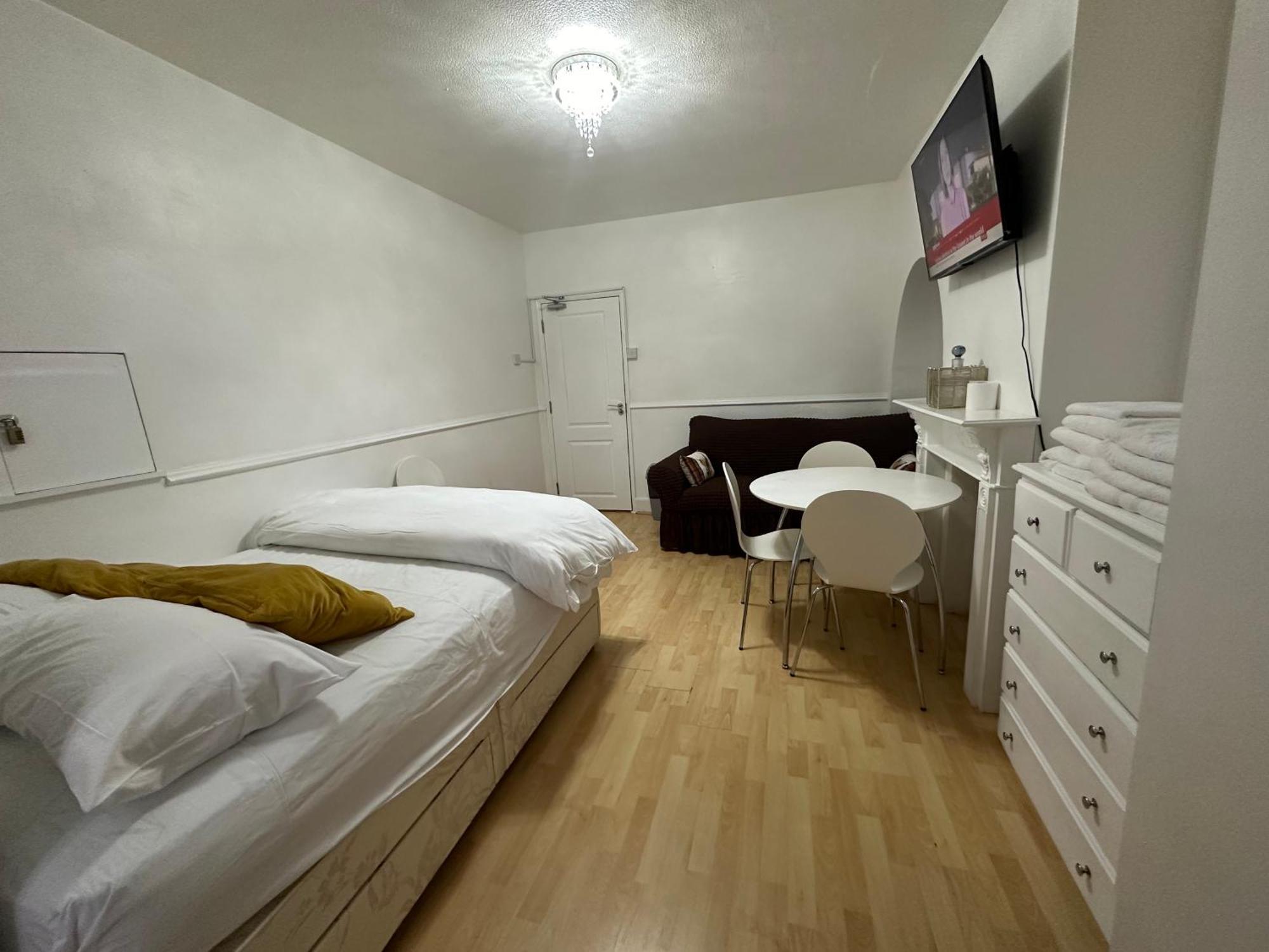 3Rd Studio Flat With Private Toilet And Bathroom Setup For Family Enjoyment 134 Keedonwood Road บรอมลีย์ ภายนอก รูปภาพ