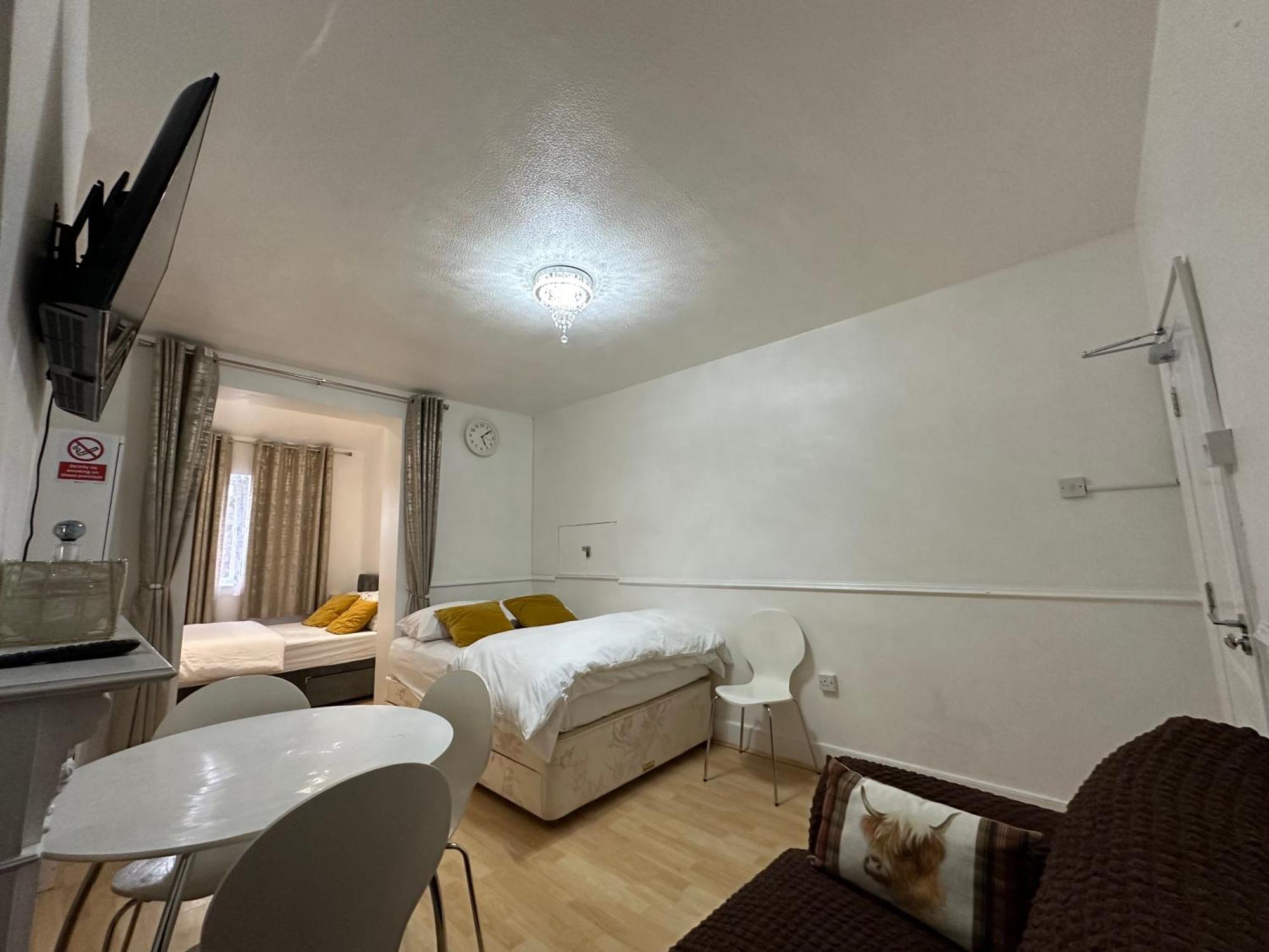 3Rd Studio Flat With Private Toilet And Bathroom Setup For Family Enjoyment 134 Keedonwood Road บรอมลีย์ ภายนอก รูปภาพ