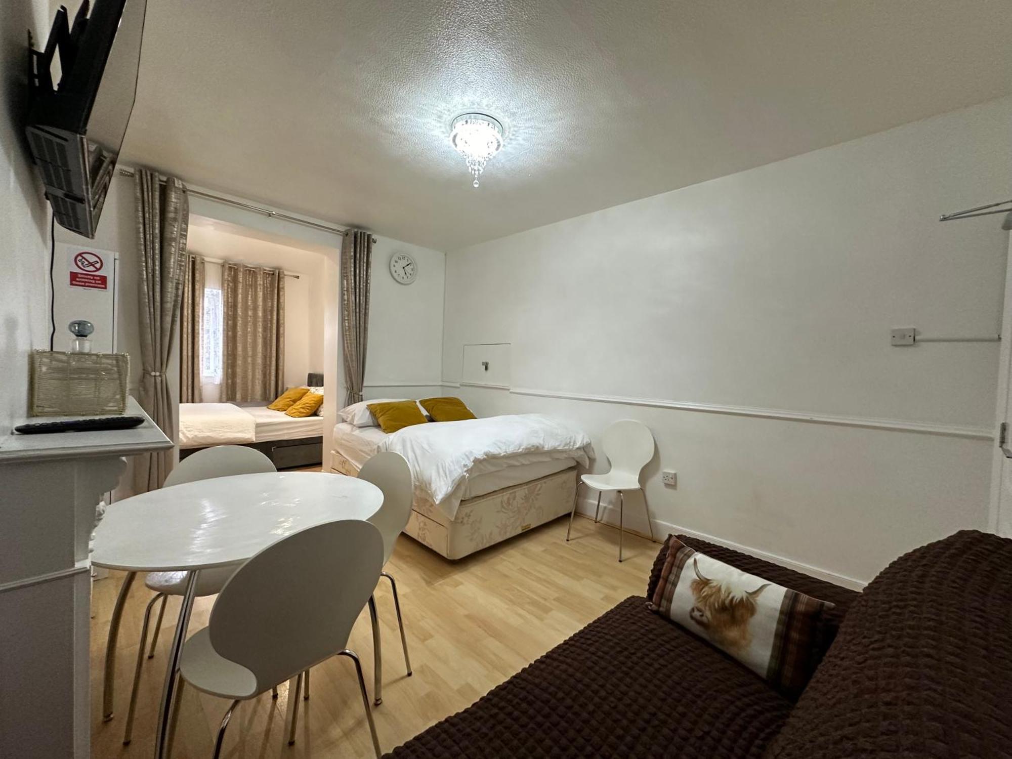 3Rd Studio Flat With Private Toilet And Bathroom Setup For Family Enjoyment 134 Keedonwood Road บรอมลีย์ ภายนอก รูปภาพ