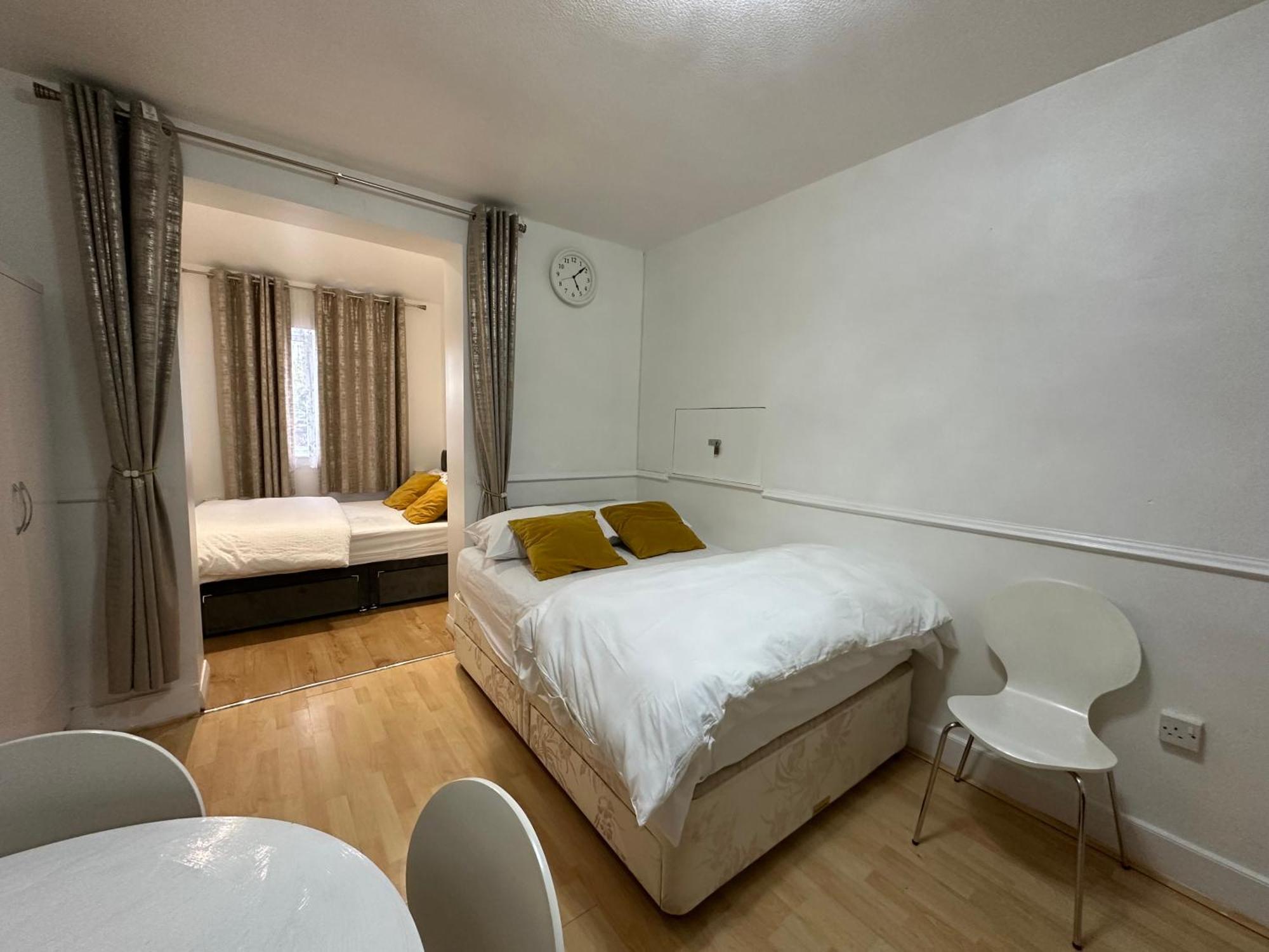 3Rd Studio Flat With Private Toilet And Bathroom Setup For Family Enjoyment 134 Keedonwood Road บรอมลีย์ ภายนอก รูปภาพ