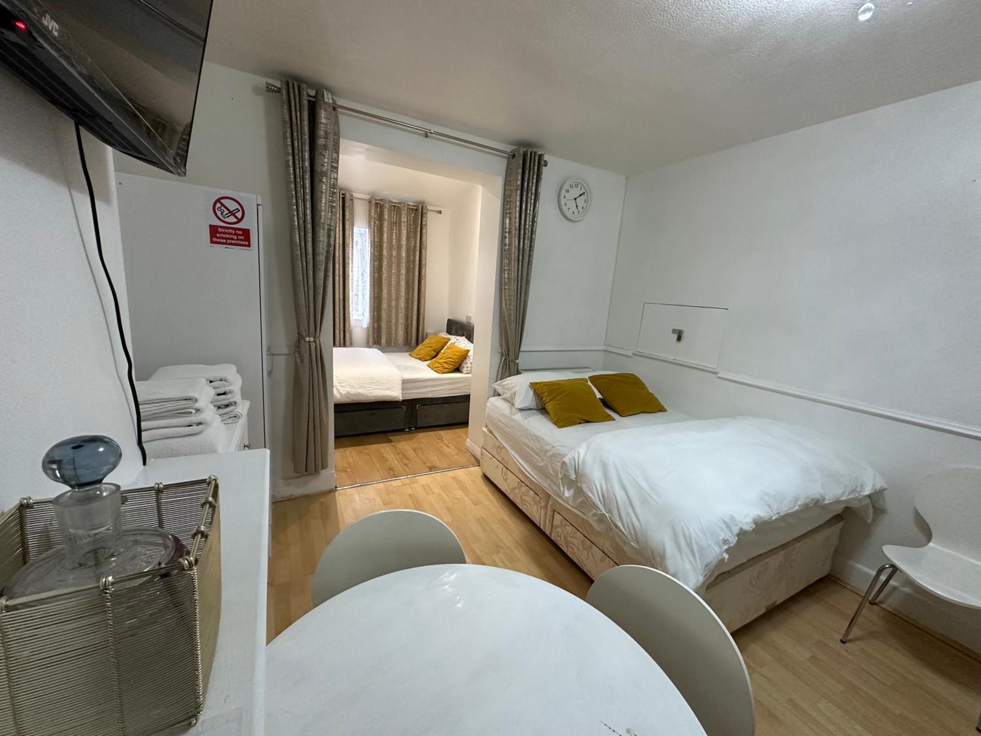 3Rd Studio Flat With Private Toilet And Bathroom Setup For Family Enjoyment 134 Keedonwood Road บรอมลีย์ ภายนอก รูปภาพ