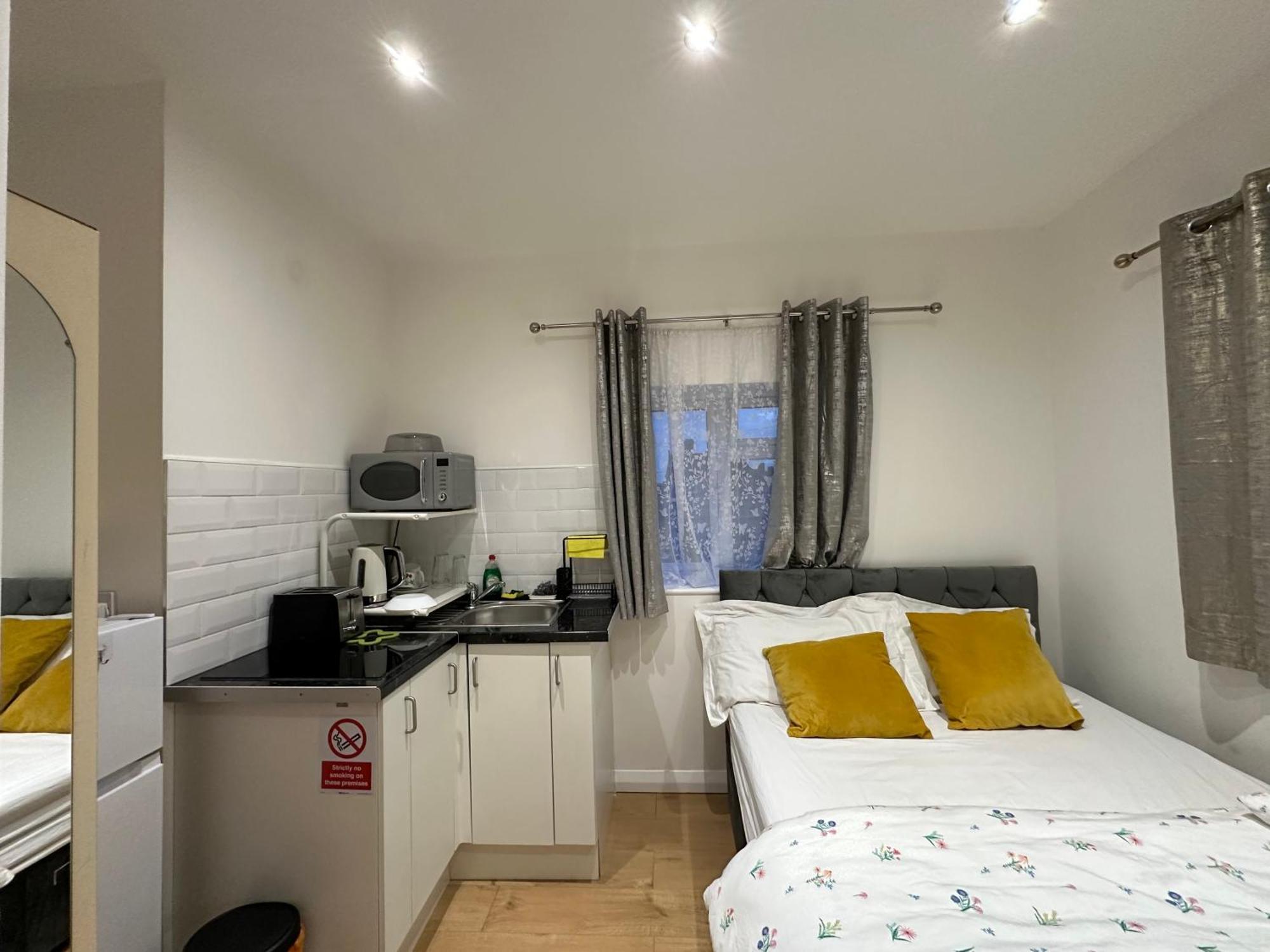 3Rd Studio Flat With Private Toilet And Bathroom Setup For Family Enjoyment 134 Keedonwood Road บรอมลีย์ ภายนอก รูปภาพ