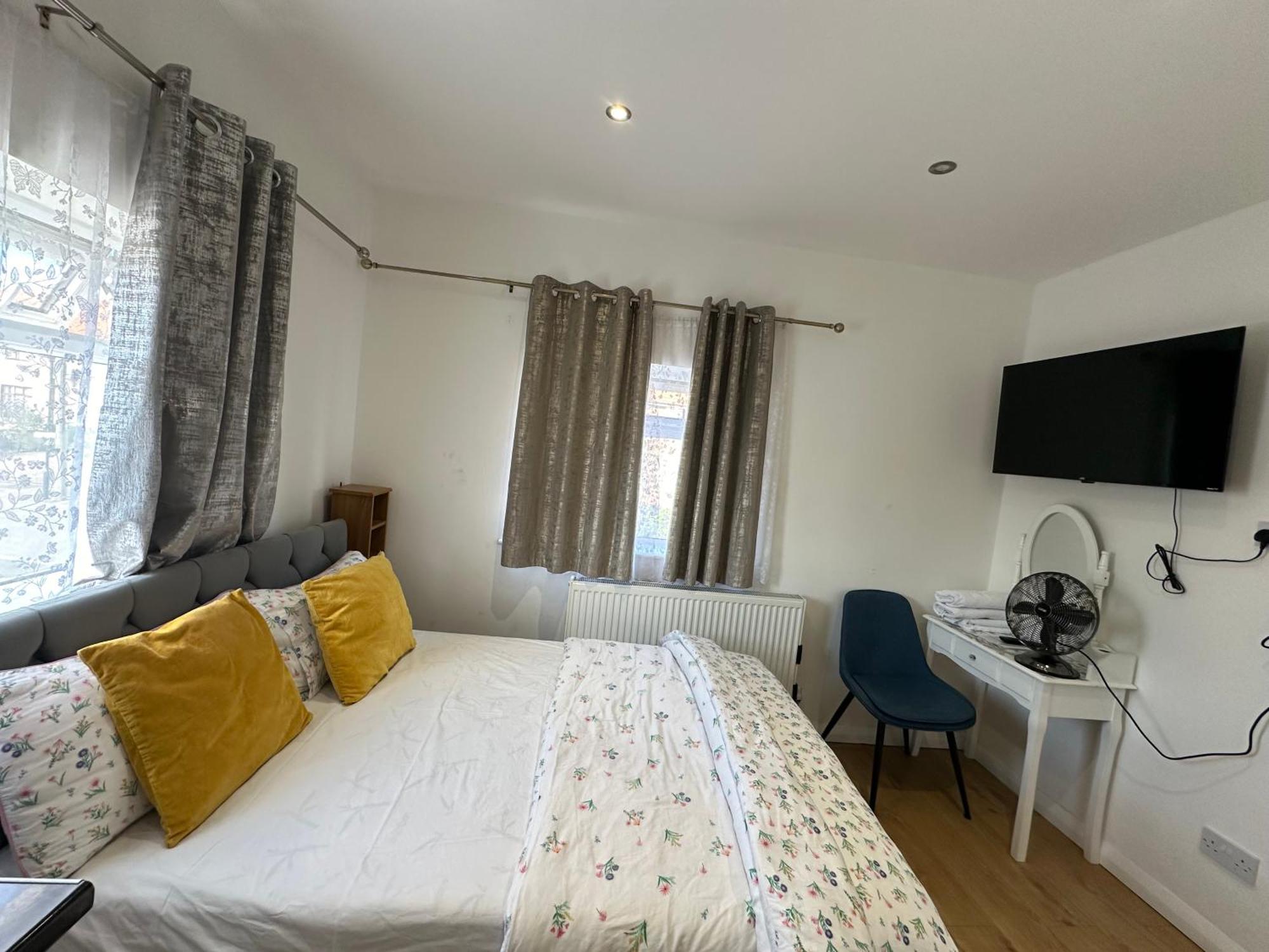 3Rd Studio Flat With Private Toilet And Bathroom Setup For Family Enjoyment 134 Keedonwood Road บรอมลีย์ ภายนอก รูปภาพ
